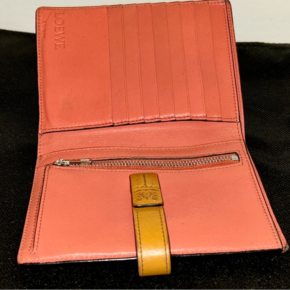 Loewe Calf Skin, Bi-fold Beige Light
Oat/Honey exterior . Papaya Interior. - Picture 9 of 13